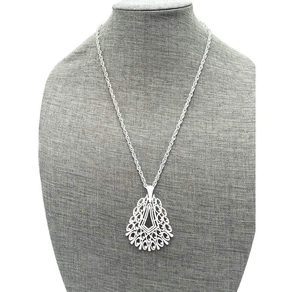 VINTAGE Crown TRIFARI WHITE FILIGREE ENAMEL 28” PENDANT NECKLACE